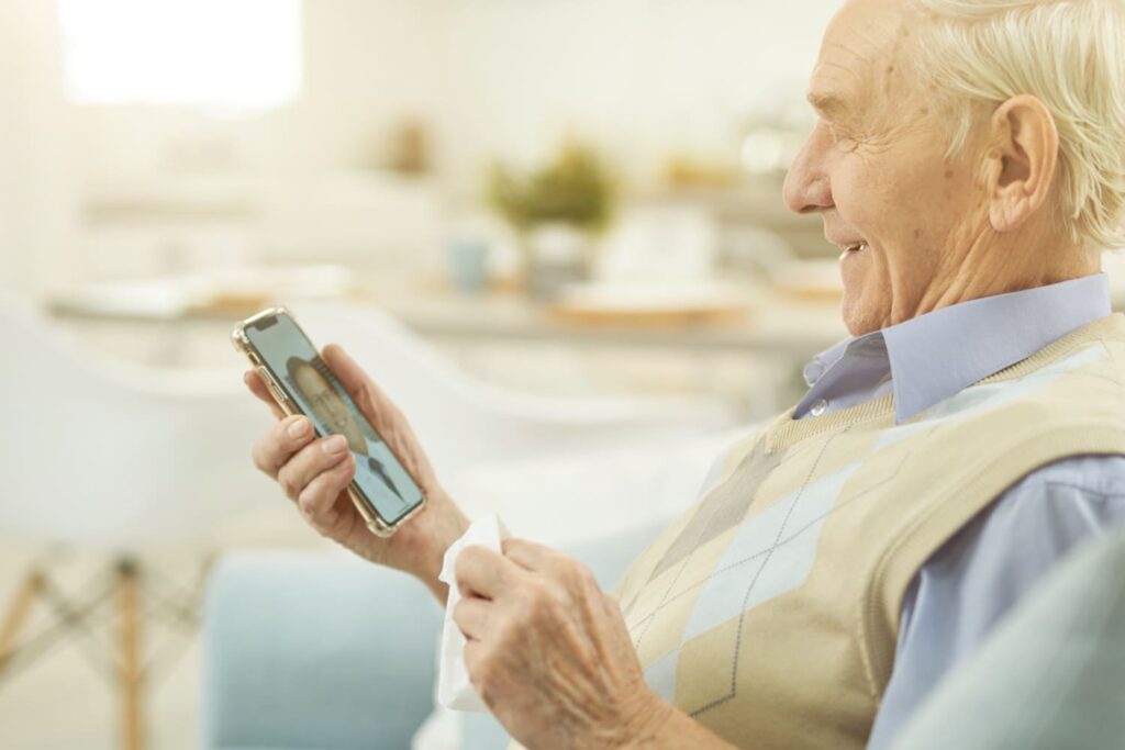 Pourquoi notre service de téléconsultation 247 est adapté aux seniors