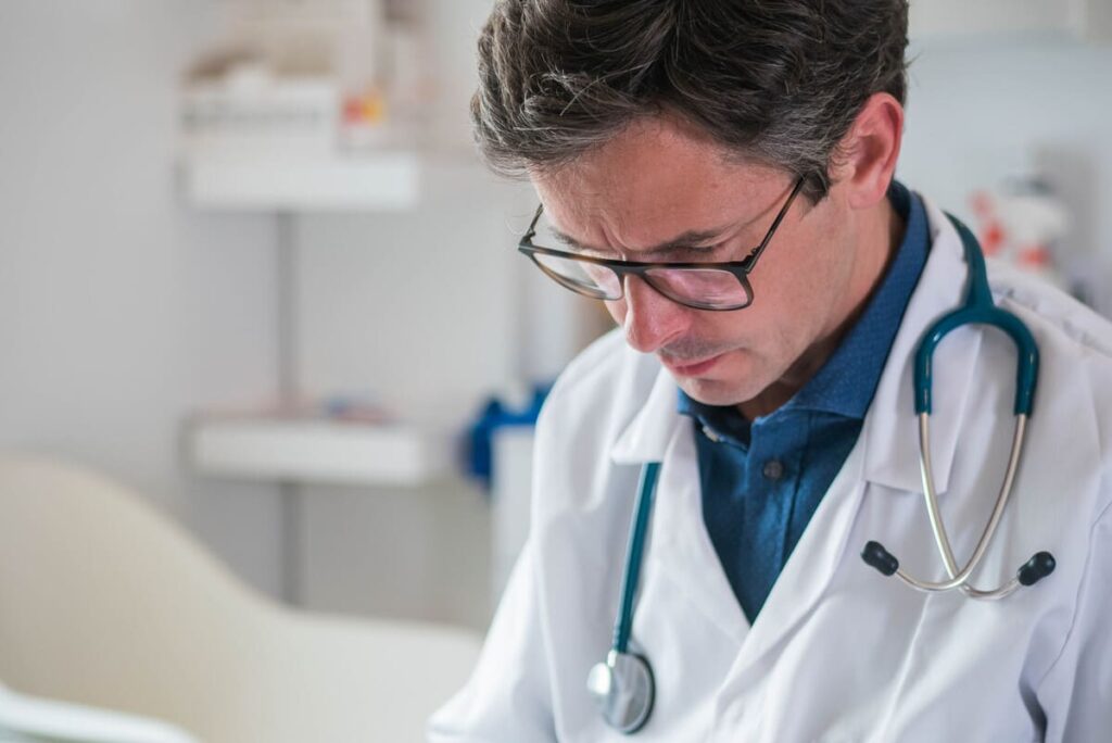 Téléconsultation assistée et protocole de soins personnalisé